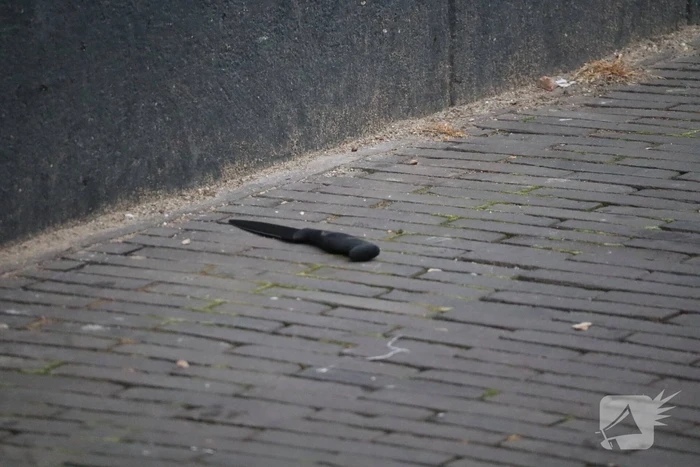 Zwaargewonden bij steekincident, politie opent klopjacht