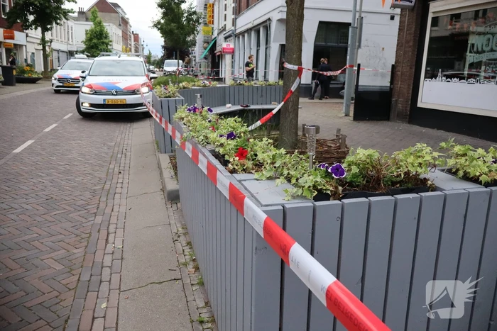 Zwaargewonden bij steekincident, politie opent klopjacht