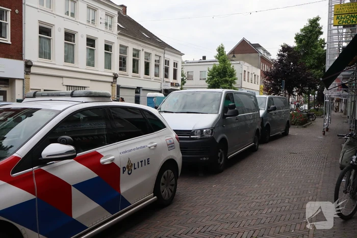 Zwaargewonden bij steekincident, politie opent klopjacht