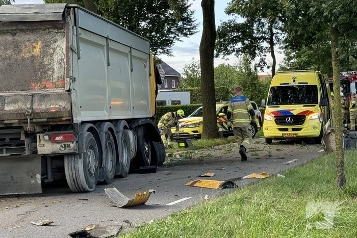 Ravage nadat vrachtwagen tegen boom klapt