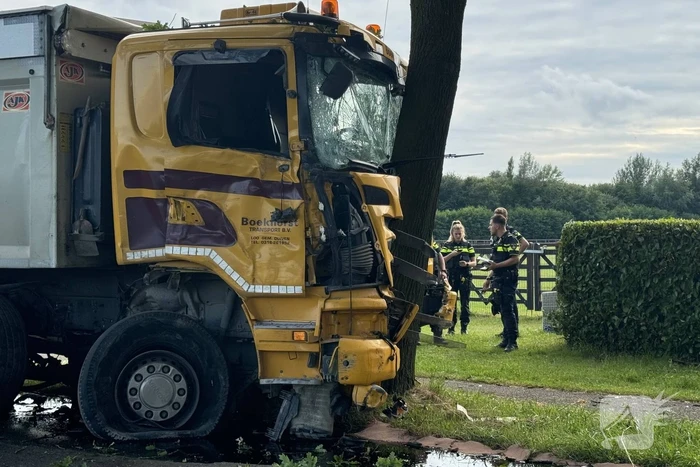 Ravage nadat vrachtwagen tegen boom klapt