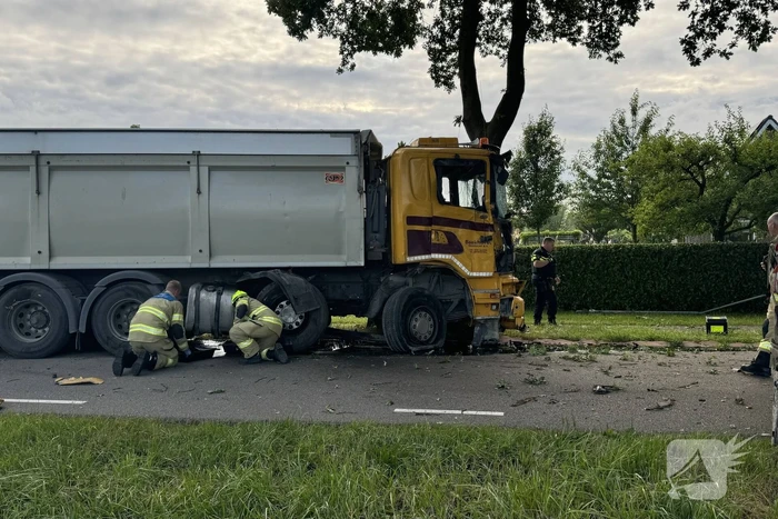 Ravage nadat vrachtwagen tegen boom klapt