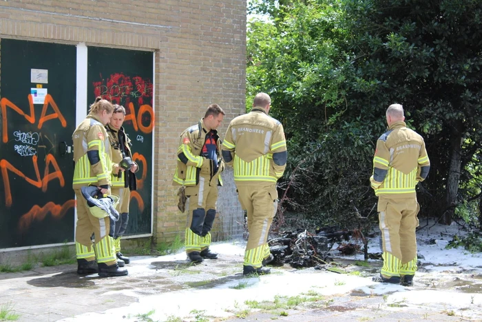 Scooter volledig uitgebrand, politie doet onderzoek
