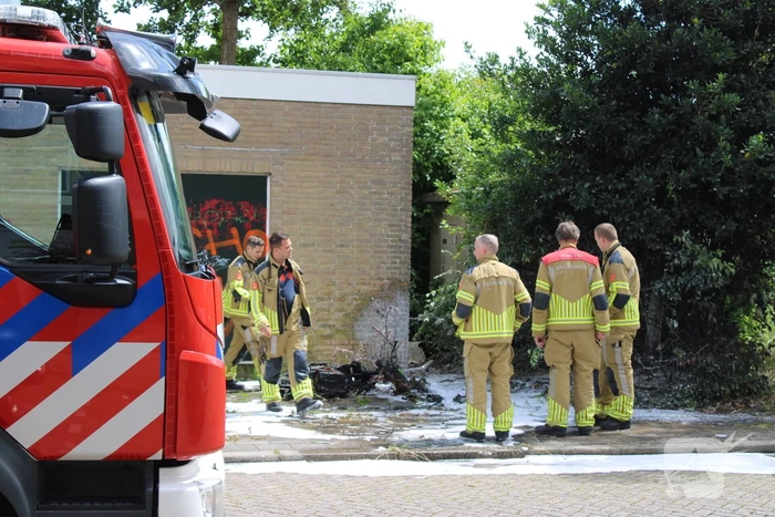 Scooter volledig uitgebrand, politie doet onderzoek