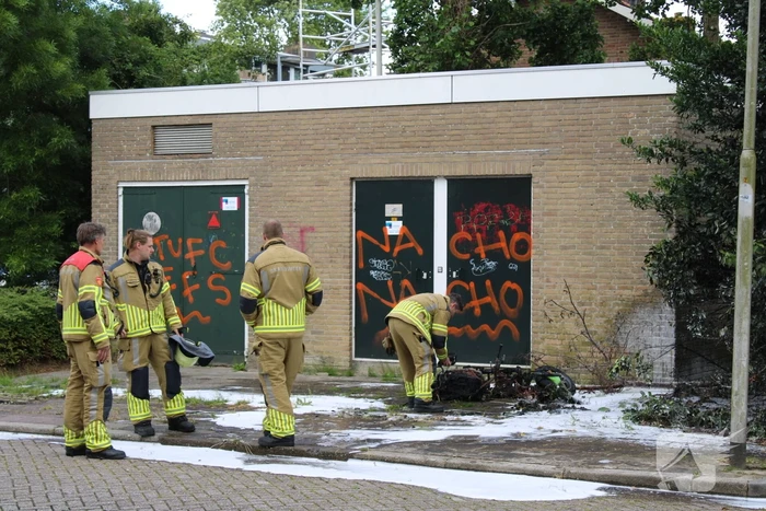 Scooter volledig uitgebrand, politie doet onderzoek
