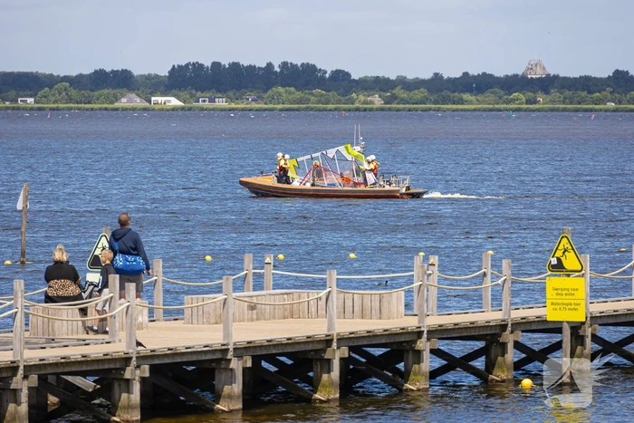 Drie jonge surfers gered op het Gooimeer