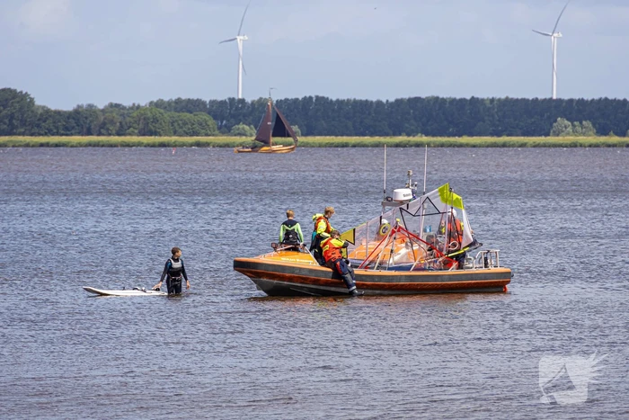 Drie jonge surfers gered op het Gooimeer