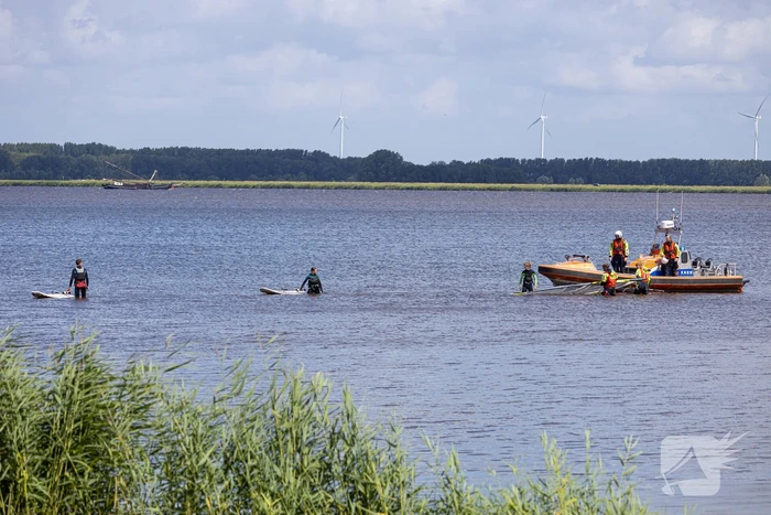 Drie jonge surfers gered op het Gooimeer