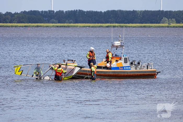 Drie jonge surfers gered op het Gooimeer