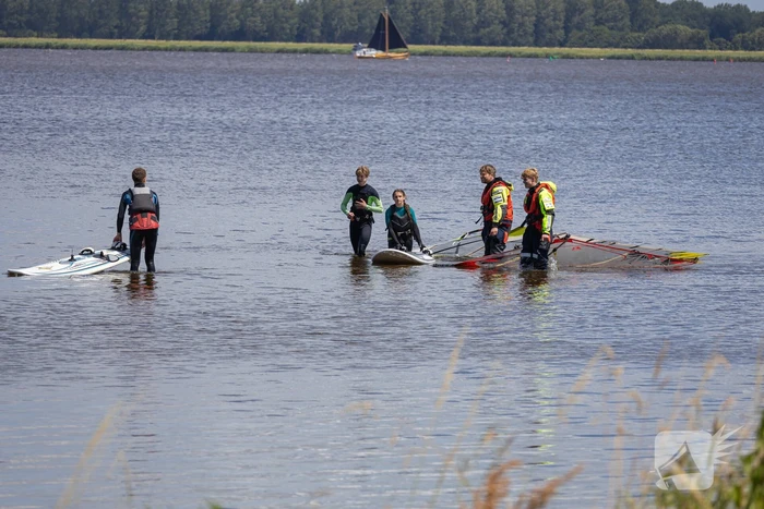 Drie jonge surfers gered op het Gooimeer