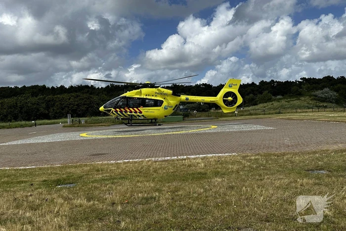 Ambulancehelikopter vervoerd persoon vanaf waddeneiland naar het vaste landt