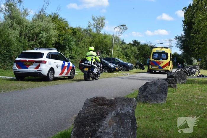 Racefietser knalt achterop fietser