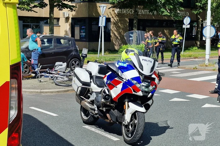 Fietser ernstig gewond na harde botsing met auto