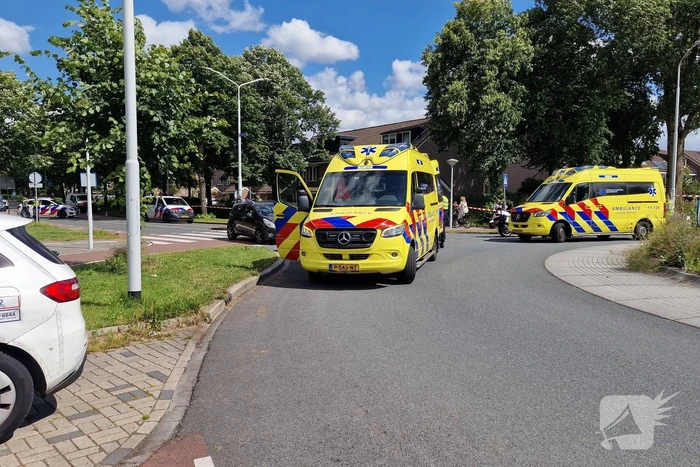 Fietser ernstig gewond na harde botsing met auto