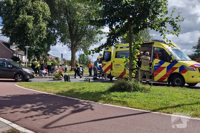 Fietser ernstig gewond na harde botsing met auto