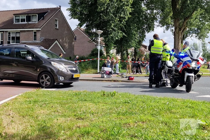 Fietser ernstig gewond na harde botsing met auto
