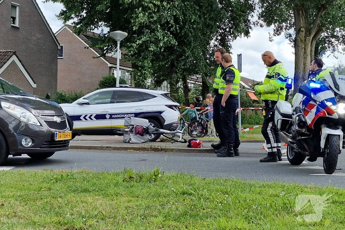 Fietser ernstig gewond na harde botsing met auto