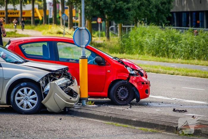 Veel schade na ongeval met twee voertuigen
