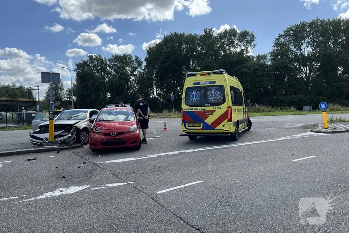 Veel schade na ongeval met twee voertuigen