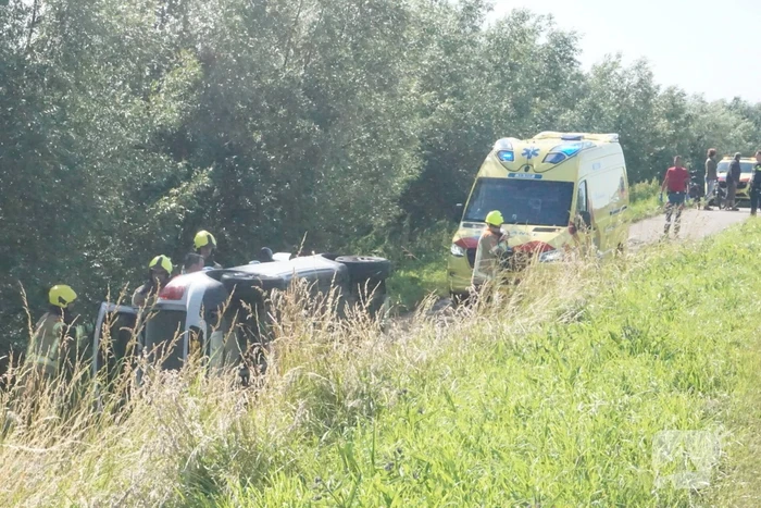 Auto raakt van de weg en belandt op zijkant