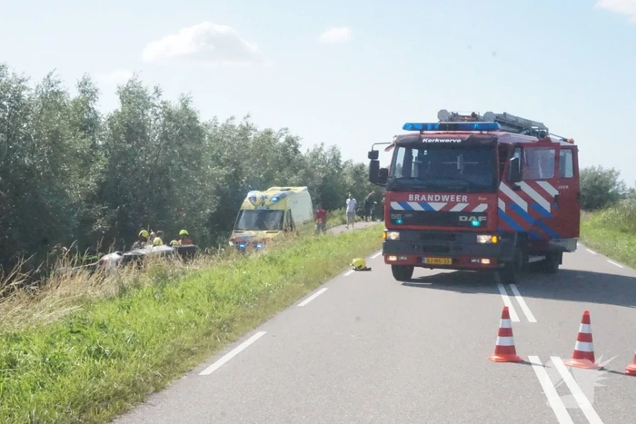 Auto raakt van de weg en belandt op zijkant