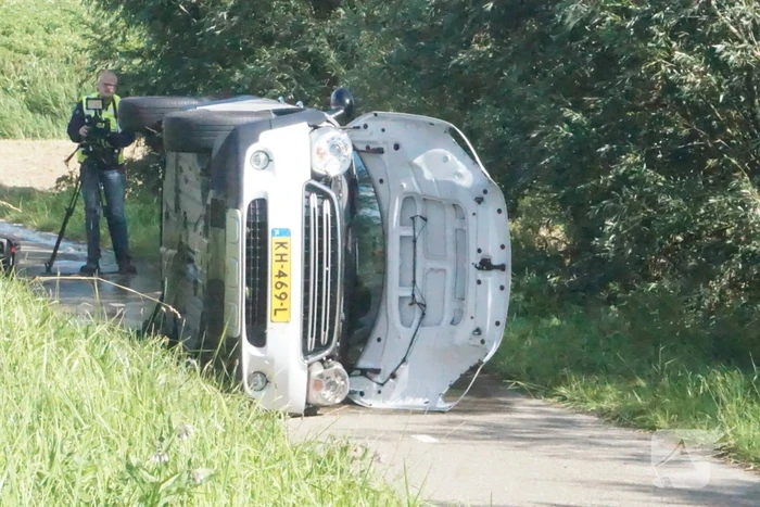 Auto raakt van de weg en belandt op zijkant
