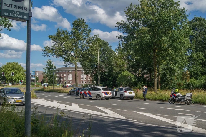 Twee voertuigen botsen achterop elkaar