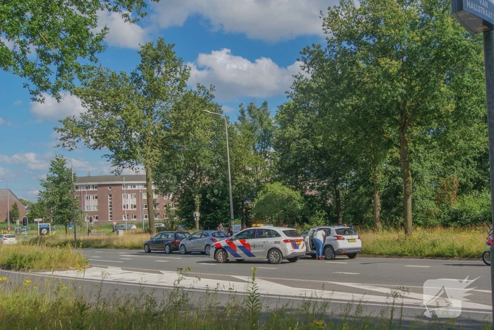 Twee voertuigen botsen achterop elkaar