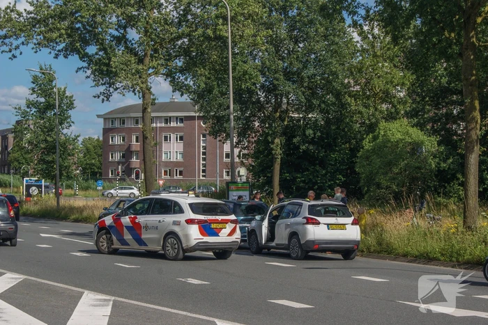 Twee voertuigen botsen achterop elkaar