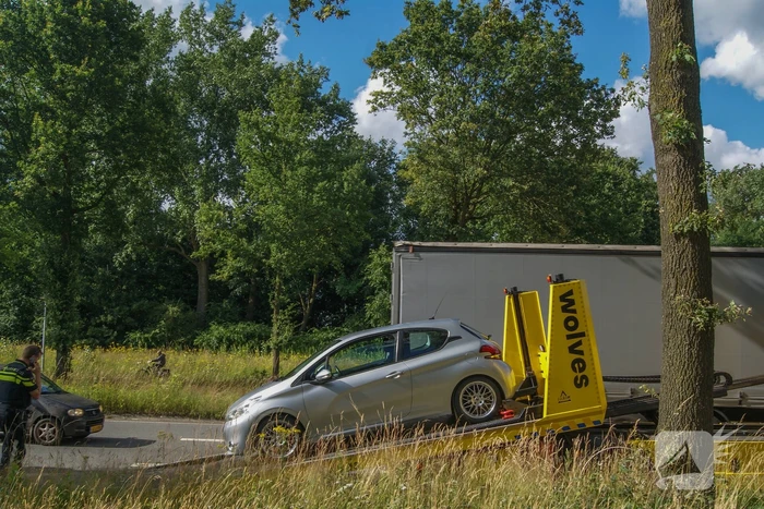 Twee voertuigen botsen achterop elkaar