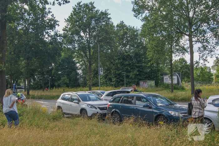 Twee voertuigen botsen achterop elkaar