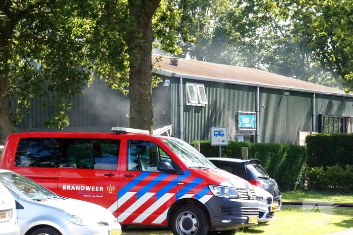 Brandweer blust brandende schuur