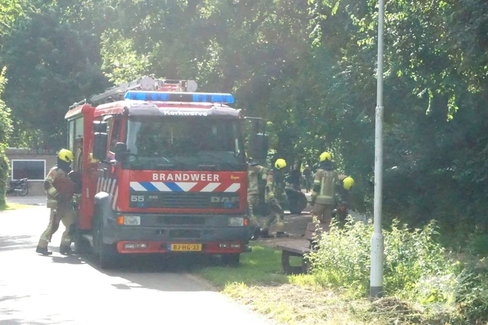 Brandweer blust brandende schuur