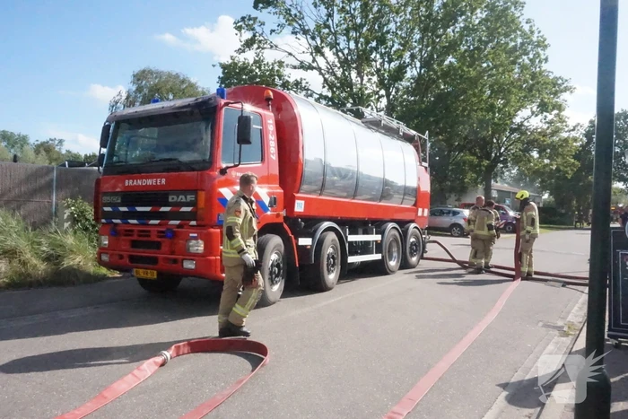 Brandweer blust brandende schuur