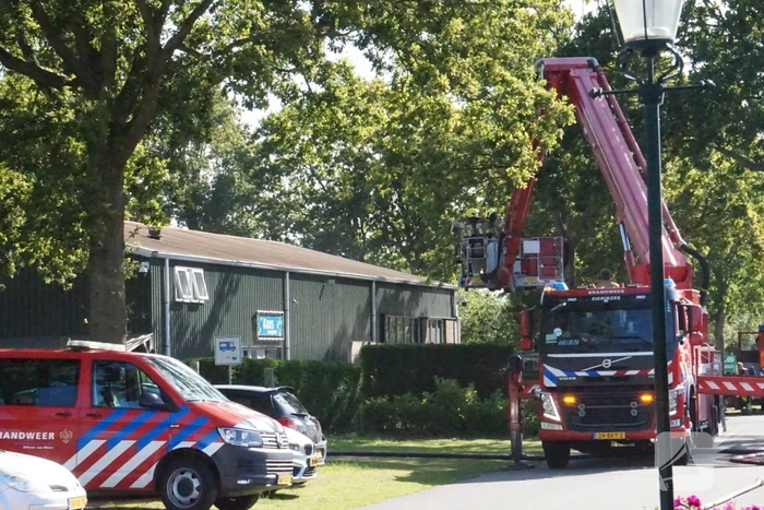 Brandweer blust brandende schuur