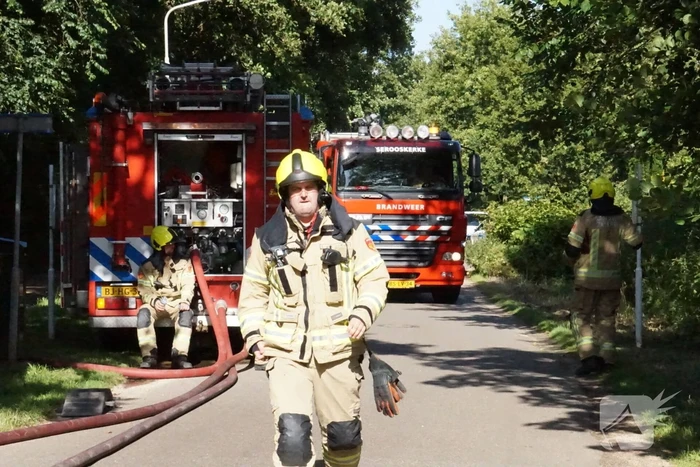 Brandweer blust brandende schuur