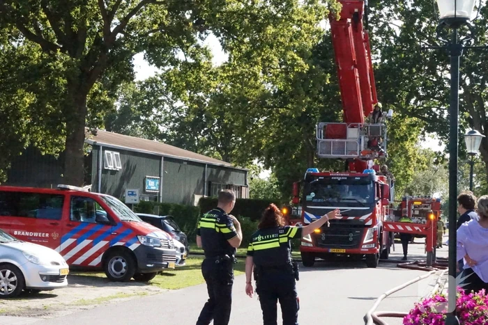 Brandweer blust brandende schuur