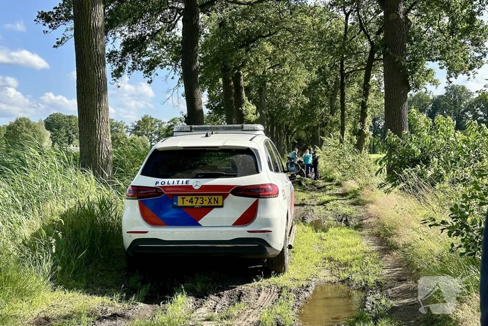Crossmotorrijder gaat over de kop en raakt gewond