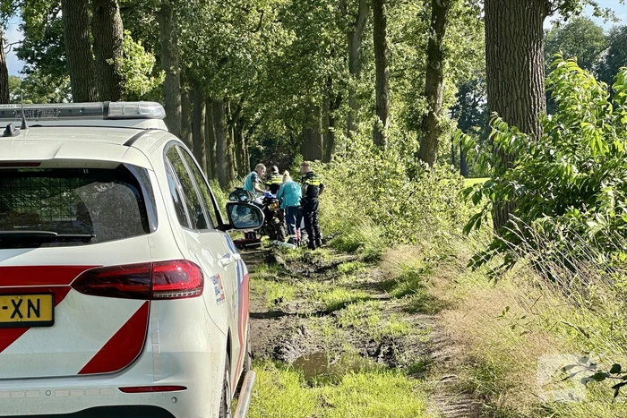 Crossmotorrijder gaat over de kop en raakt gewond