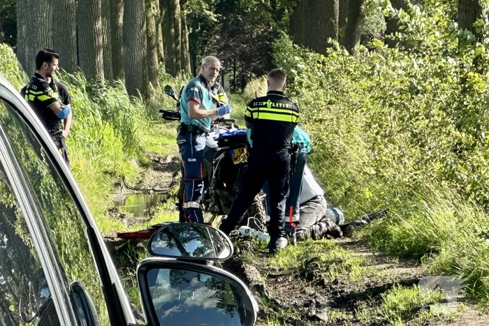 Crossmotorrijder gaat over de kop en raakt gewond