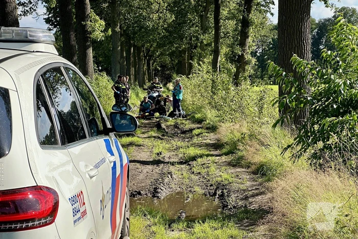 Crossmotorrijder gaat over de kop en raakt gewond