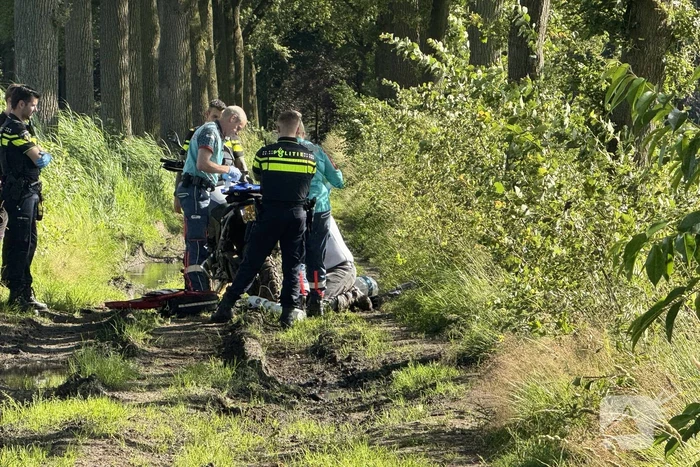 Crossmotorrijder gaat over de kop en raakt gewond