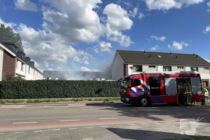 Schuurbrand zorgt voor flinke rookontwikkeling