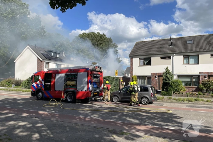 Schuurbrand zorgt voor flinke rookontwikkeling
