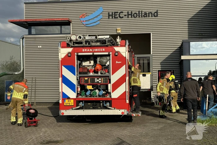 Veel rook in bedrijfshal door brand in zeecontainer
