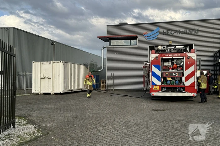 Veel rook in bedrijfshal door brand in zeecontainer