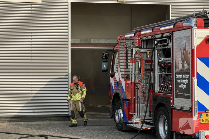 Veel rook in bedrijfshal door brand in zeecontainer