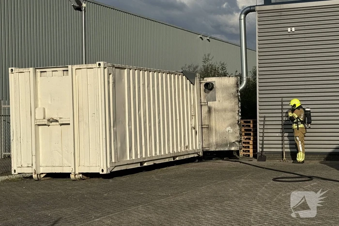 Veel rook in bedrijfshal door brand in zeecontainer