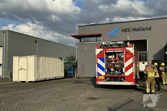 Veel rook in bedrijfshal door brand in zeecontainer