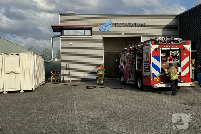 Veel rook in bedrijfshal door brand in zeecontainer
